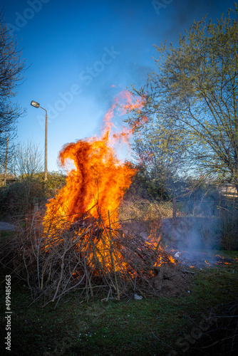 Obraz na płótnie bonfire burns with big blazing flames w salonie