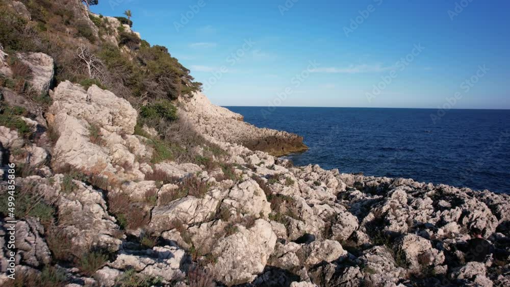 gros rochers sur le littoral et mer bleue - Côte d'Azur gros rochers sur le littoral et mer bleue - Côte d'Azur