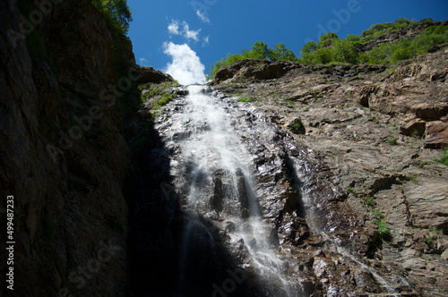 Cascata in montagna giornata di sole