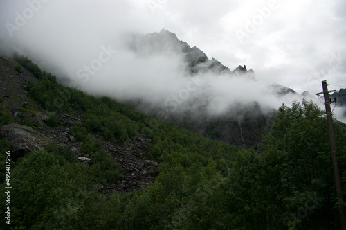 paesaggio montano avvolto nella nebbia