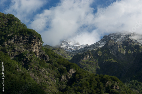 Montagna con cielo azzurro 