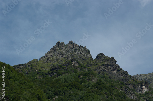 Montagna con cielo azzurro 