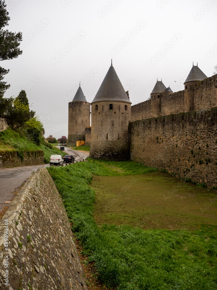 imagen del castillo de Carcassonne con el cielo nublado