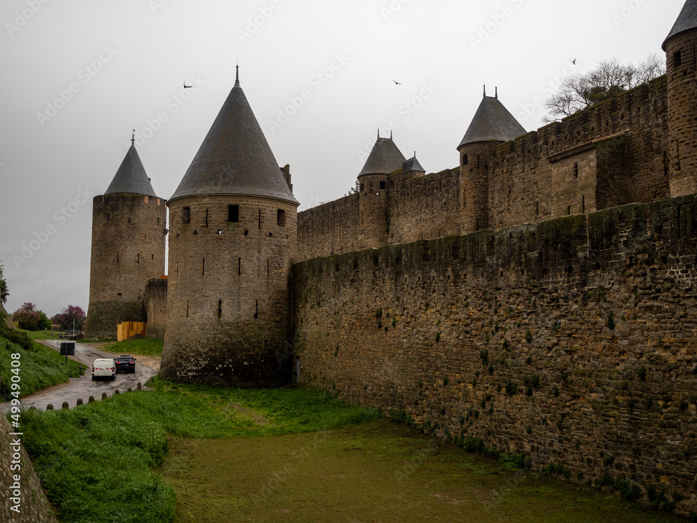 imagen del castillo de Carcassonne con el cielo nublado