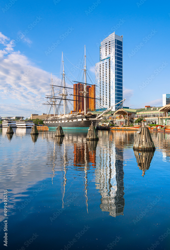 Obraz premium View of Historic ship at Inner Harbor area in downtown Baltimore Maryland USA