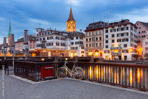 Foto Zurich. Old city embankment and medieval houses at dawn.