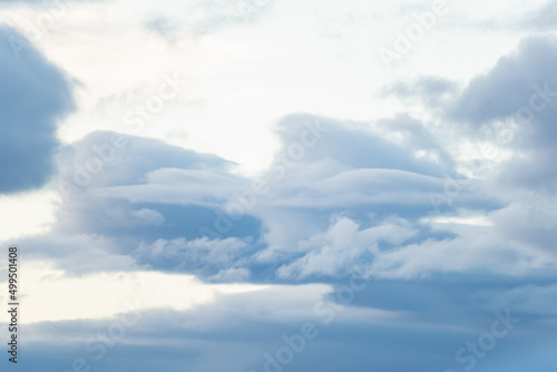 cumulo de nubes de textura suave con colores azules y grises  d  a nublado