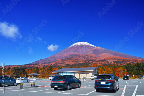 紅葉シーズンの富士山、富士スカイラインの水ケ塚公園駐車場から見る風景