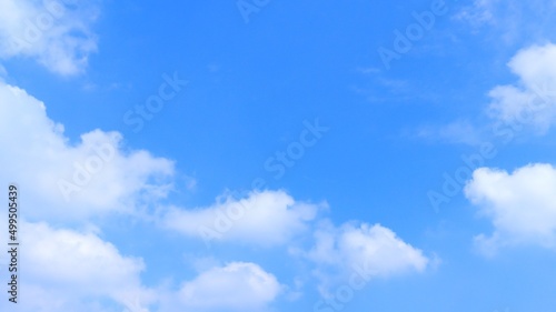 空 青空に浮かぶ雲のある空背景素材