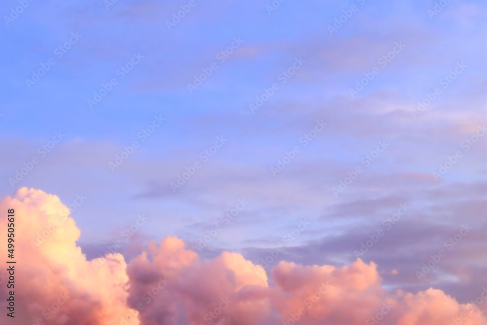 空 夕日を浴びた雲が輝く空の背景素材