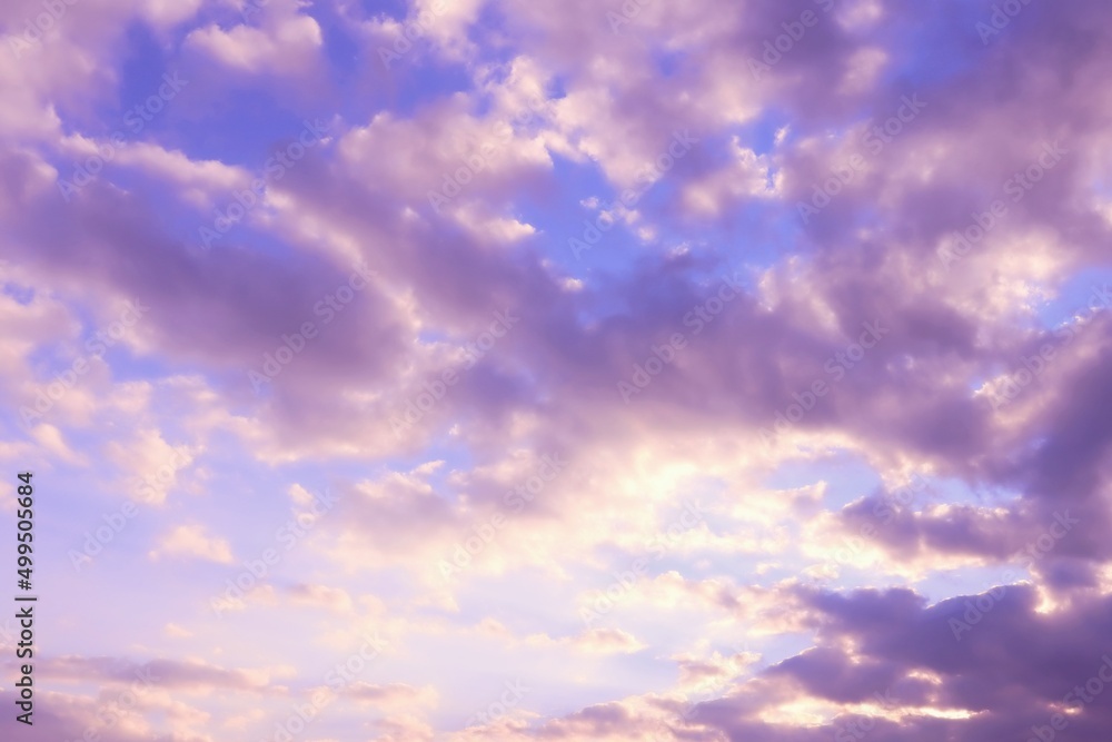 空 夕日に照らされる雲が美しい夕空の背景素材