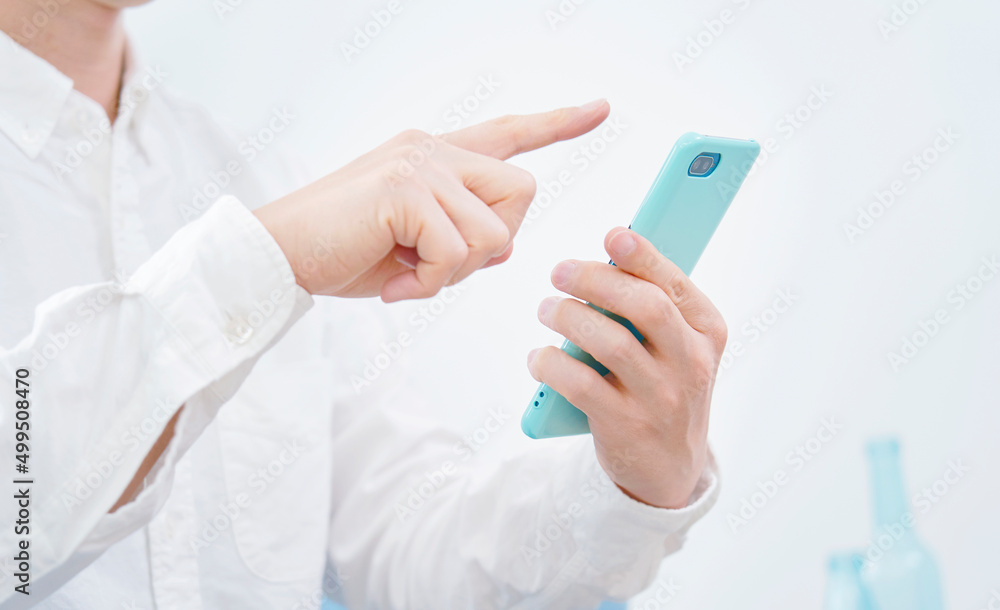 男性 スマホ リビング 顔無し 男性 スマホ リビング 顔無し