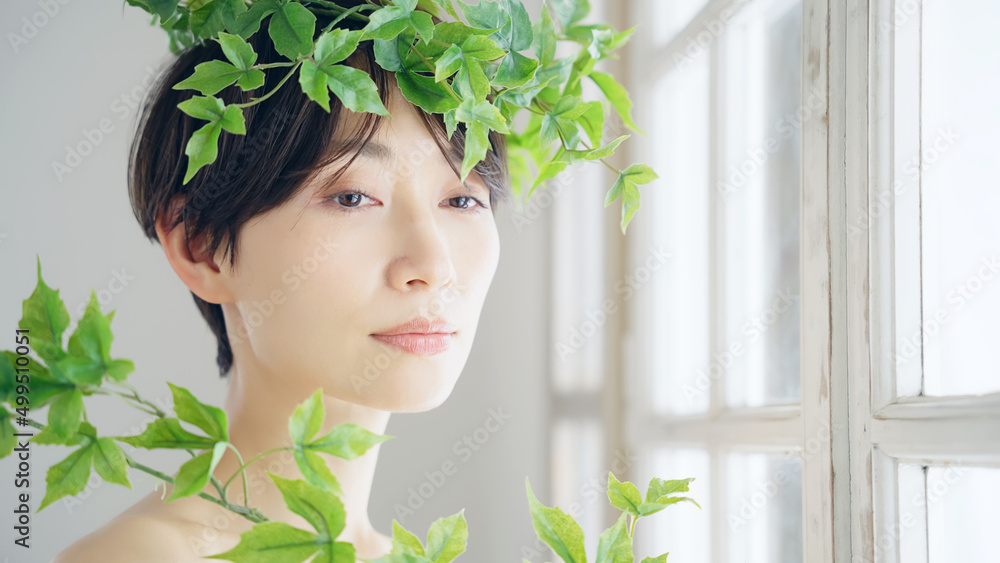 植物を纏った女性　ボタニカル　美容イメージ