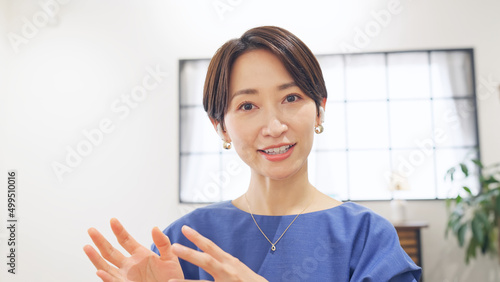 Bild auf Leinwand カメラに向かって話す女性　ビデオ通話　ユーチューバー