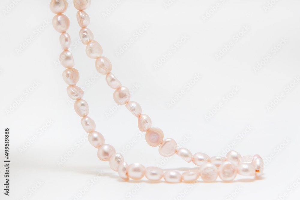 Obraz premium Pearl beads on a white background