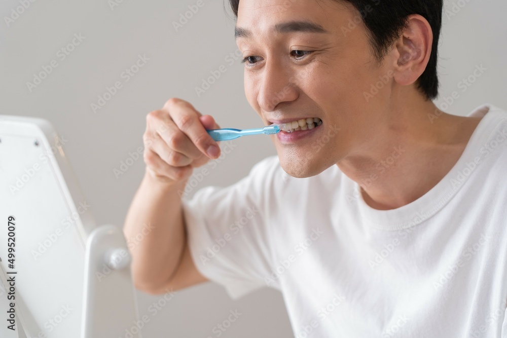 歯磨きする男性 歯磨きする男性