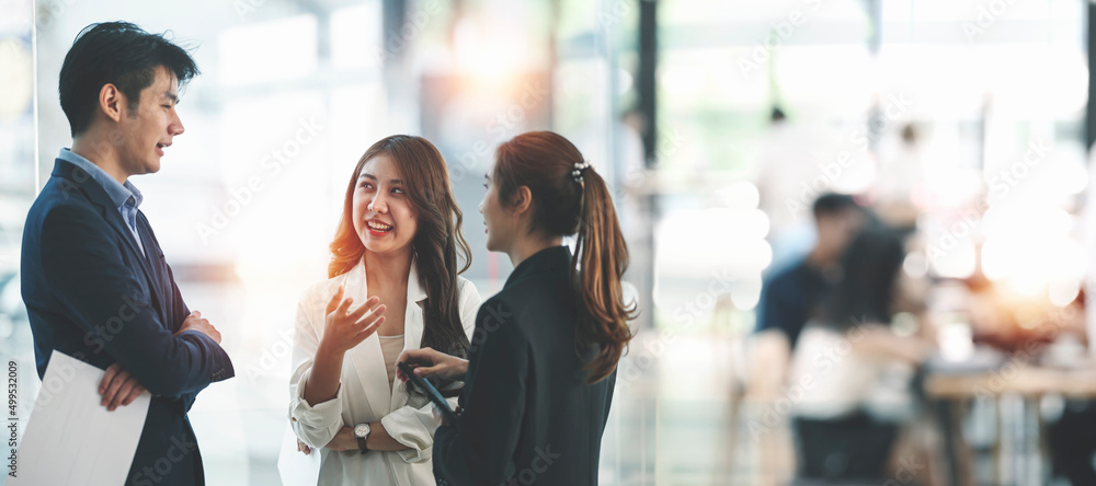 Naklejka premium Business people talking and discussing together while standing at co-workspace.