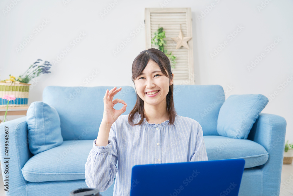 女性　OKサイン　ノートパソコン　リビング
