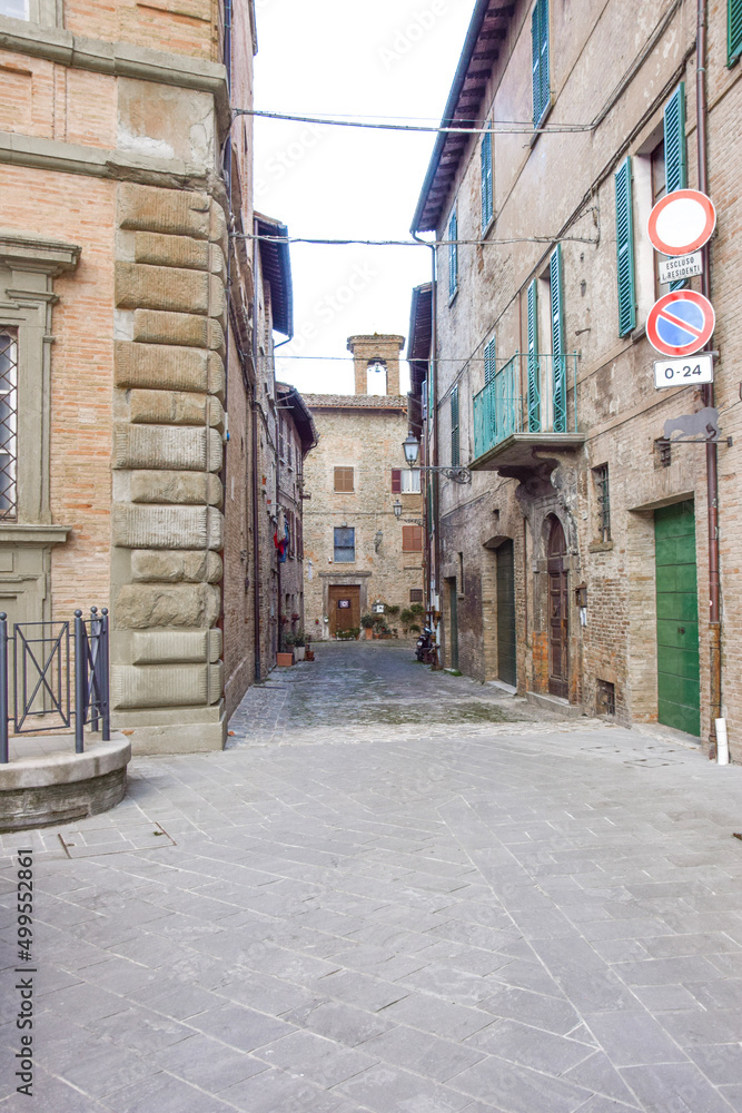 Obraz premium Sant'Angelo in Vado rises on the ruins of the ancient Roman city of Tiphernum Mataurense, a name deriving from tipher or tifia, an aquatic plant that grows in marshy areas. The study of the Tiphernum 