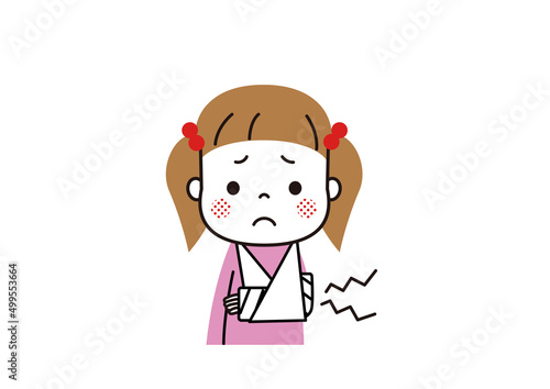 腕を骨折してギプスをはめている女の子