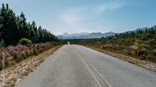 lange Strasse in Südafrika mit blauen Himmel bis in die Berge