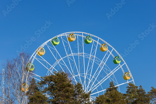 Ferris wheel above the trees © SFotoz