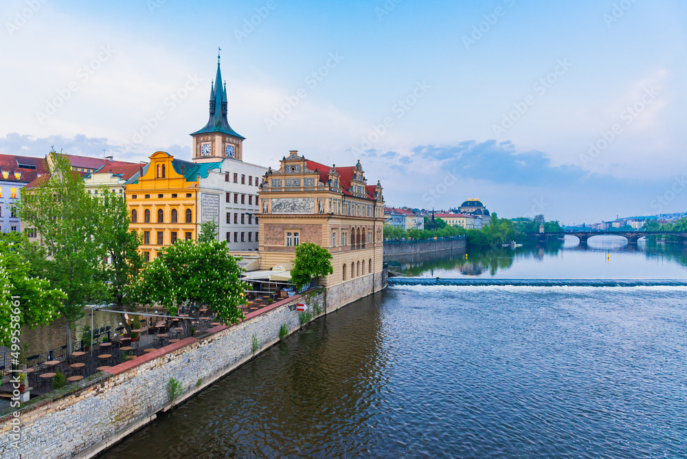 Fototapeta premium チェコ ヴルタヴァ川とプラハの町並み 朝景