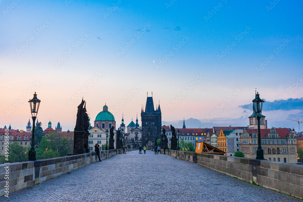 Obraz premium チェコ プラハ 夜明けのカレル橋