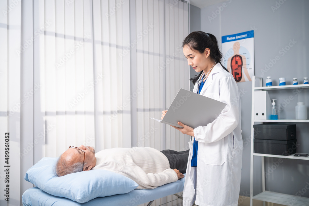 Obraz premium Asian senior man patient visit and consult health problem with doctor.