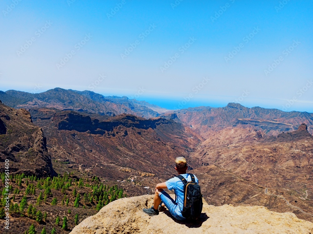 Hombre observando el Horizonte en Gran Canaria Hombre observando el Horizonte en Gran Canaria