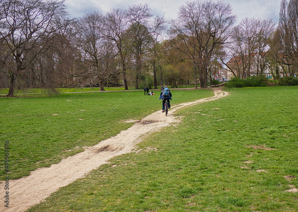 Radfahrer auf Weg über Wiese, Park Palmengarten, Leipzig, Sachsen