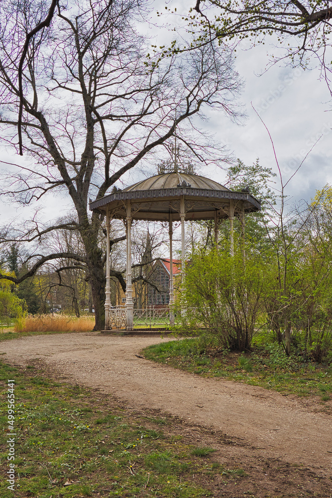 Obraz premium Historischer gusseiserner Pavillon im Palmengarten Leipzig am Teichufer, Sachsen, Deutschland