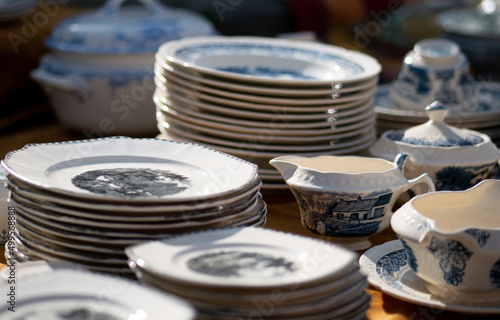 Cuadro en lienzo Détail d'étals de brocante - vaisselle et assiettes
