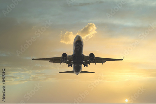 Fotografia di un aereo di linea in atterraggio al tramonto photo