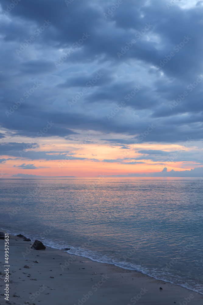 Obraz premium Abstract air blue dusk sky dramatic sunset background with blue orange horizon