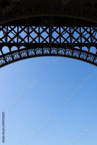 jolie vue sur une partie de la tour Eiffel à Paris en France. Détail de l'architecture de la tour avec un beau ciel bleu en arrière plan et un emplacement libre pour le texte
