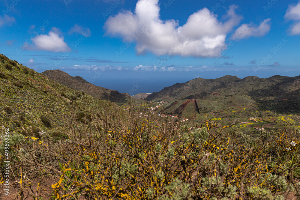 Fototapeta premium Blick nach Buenavista del Norte vom Aussichtspunkt Mirador Altos