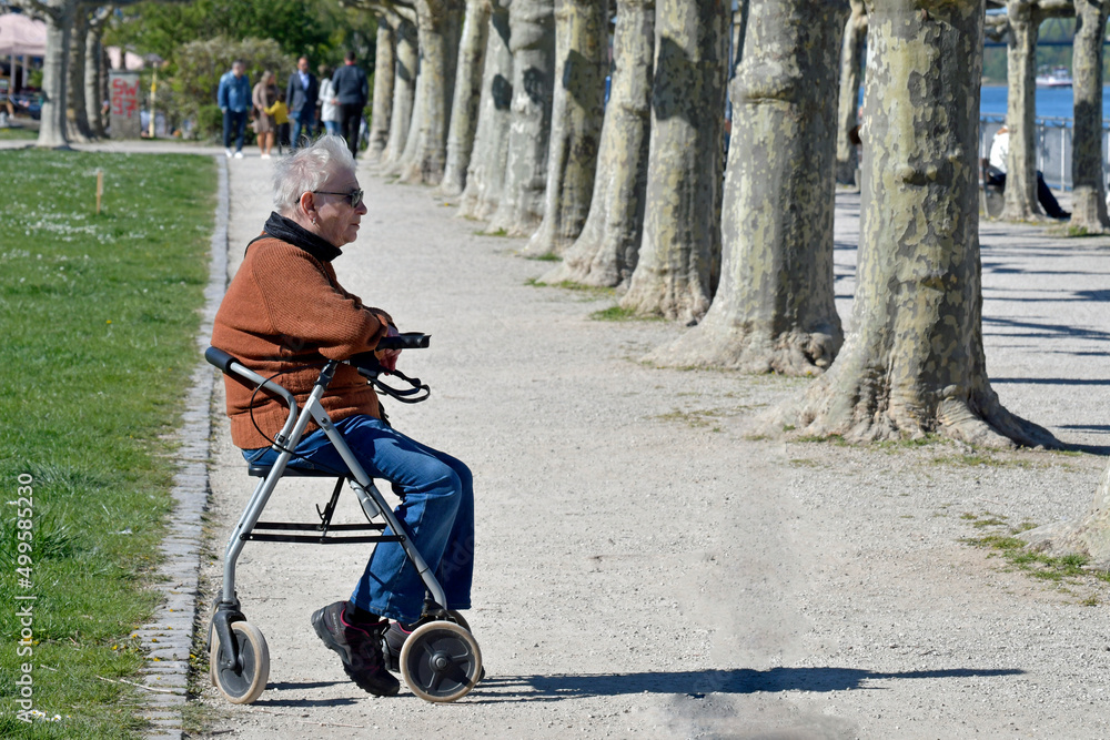 Obraz premium frau mit rollator unterwegs