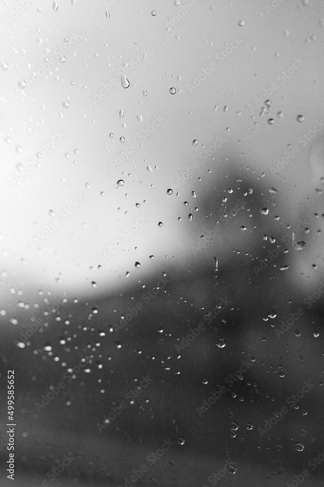 Obraz premium Raindrops on window glass with blur background