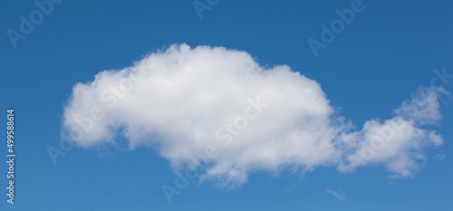 Weiße Wolken vor blauem Himmel