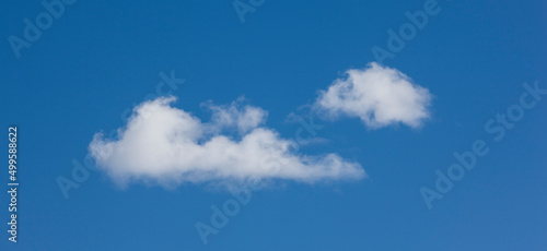 Weiße Wolken vor blauem Himmel