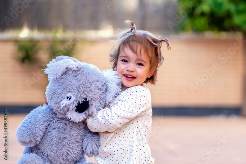 smiling girl hugging her teddy © Aitana fotografia