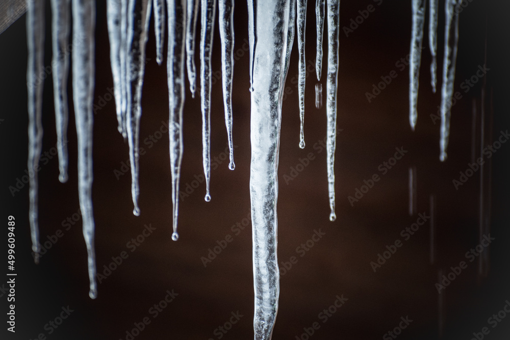 Stalactites sur fond sombre en hiver Stalactites sur fond sombre en hiver