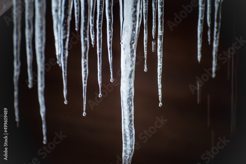 Stalactites sur fond sombre en hiver