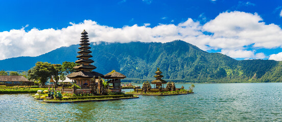 Wandcirkels Bali Pura Ulun Danu Beratan watertempel  © Sergii Figurnyi