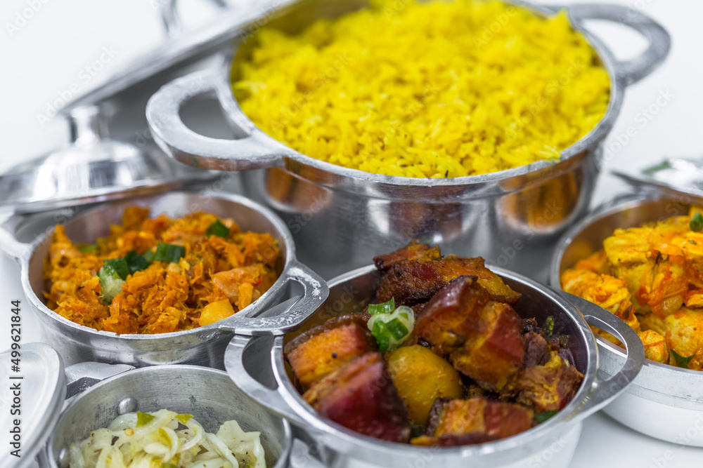 Petites marmites de spécialités culinaires créoles réunionnaises 