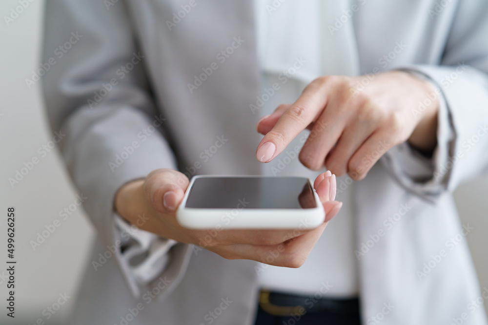 スマートフォンを手にする女性 スマートフォンを手にする女性