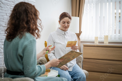 Foto Psychologist analyzes associations on metaphorical cards in a session with a patient