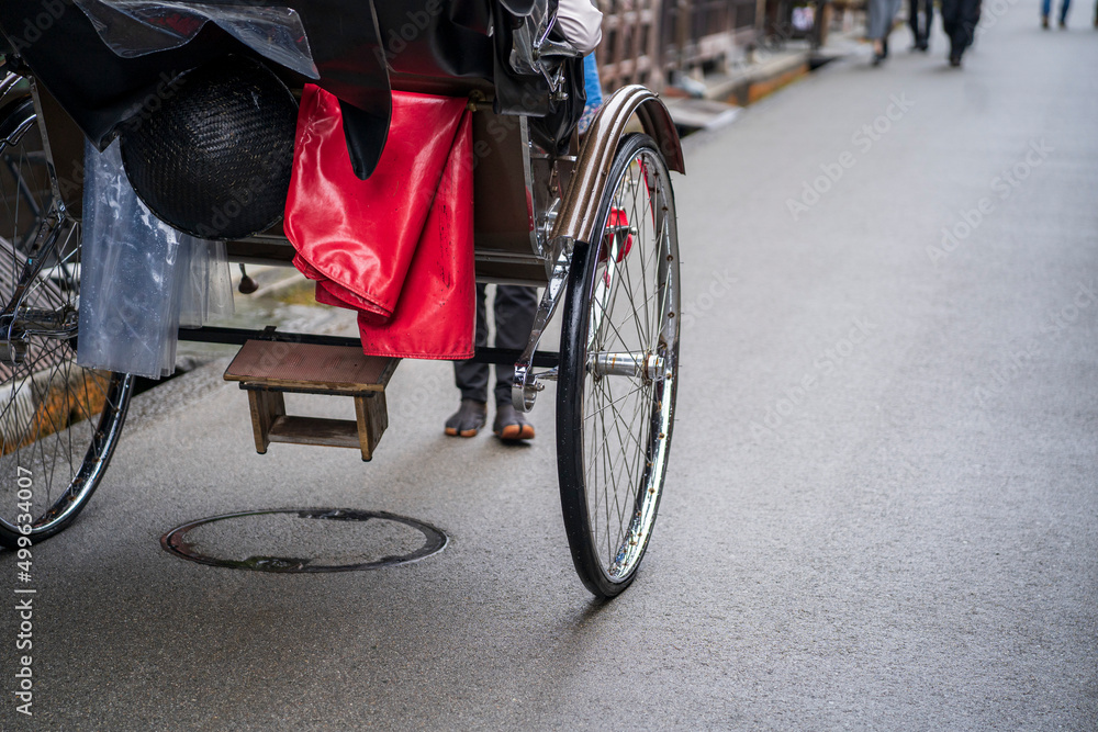 さっと通り過ぎる人力車 さっと通り過ぎる人力車