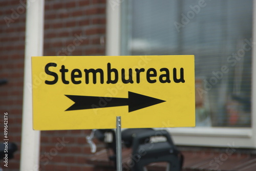 Direction sign to a polling station (stembureau) for the 2022 municipal elections in the municipality of Zuidplas